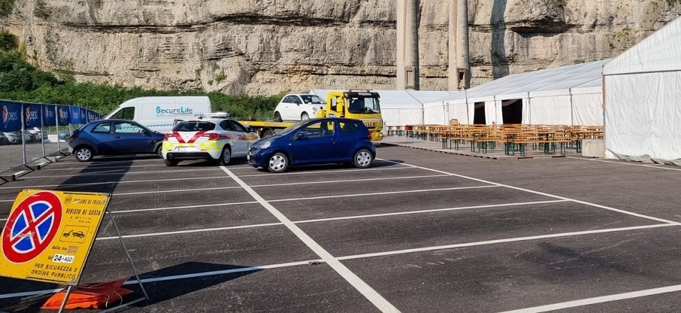 Oktoberfest all’ex Italcementi: sul posto la polizia locale e i carro attrezzi per rimuovere le auto ancora parcheggiate